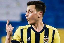 Ozil bấm bóng kiến tạo