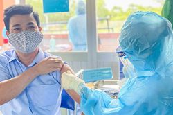 Tăng tốc tiêm vaccine cho 300 nghìn công nhân, người dân Bình Dương
