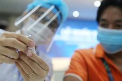 300 y, bác sĩ bước vào chiến dịch tiêm vắc-xin COVID-19 lớn nhất tại Bình Dương