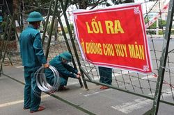 Dựng hàng rào thép gai, dải phân cách bê tông ngăn người vượt khu phong tỏa