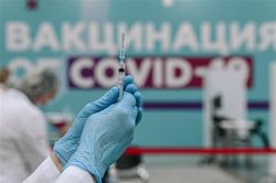 WHO kêu gọi tạm ngừng tiêm liều vaccine COVID-19 thứ 3