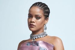Rihanna trở thành tỷ phú với khối tài sản 1.7 tỷ USD, fan năn nỉ 'ra album đi, đừng kinh doanh nữa'