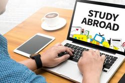 Muốn thoát khoản nợ khó trả, chồng cấp tập với dự định đi lao động xuất khẩu