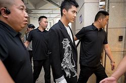 Mẹ Ngô Diệc Phàm cầu cứu Thành Long