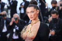 Bella Hadid áp lực vì theo đuổi hình ảnh gợi cảm
