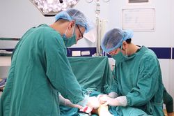 Bé 9 tuổi suýt mất mạng sau cơn đau mắt cá chân