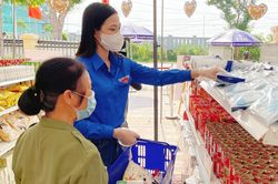Hoa hậu Đỗ Thị Hà bán hàng ở phiên chợ 0 đồng