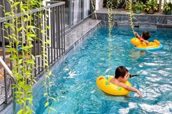 Cha mẹ cho con cắm trại, tắm bể bơi trong nhà để tránh dịch