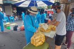 'Tiếp tế' cho người dân trong khu vực phong tỏa phường Chương Dương