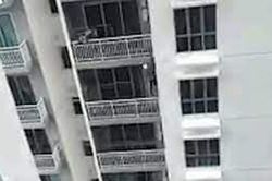 Người nhện leo ban công vào căn hộ tòa nhà 18 tầng trộm đồ