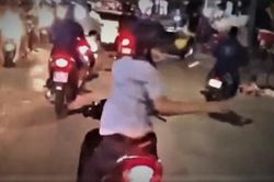 Làm 'xiếc' trên xe máy, nam thanh niên bị phạt hơn 17 triệu đồng