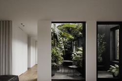 Cải tạo tòa nhà cũ thành bất động sản triệu đô nhờ làm sân trong ngoài trời độc đáo