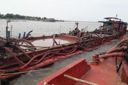 Bắt giữ 4 tàu khai thác cát ngay gần kè biển ở Nam Định