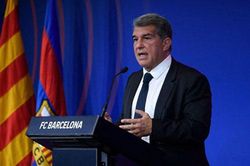 Chủ tịch Laporta họp báo lý giải biến cố Messi chia tay Barca