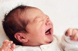 Con liên tục phải đi viện, lần nào bác sĩ cũng kết luận do đồ ăn, sau khi âm thầm theo dõi, người mẹ tức tốc bế con ra khỏi nhà