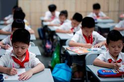 Gánh nặng chi tiền cho con học thêm của phụ huynh Trung Quốc