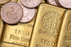 Giá vàng thế giới 7/8: Giảm hơn 2% sau dữ liệu việc làm mạnh mẽ của Hoa Kỳ