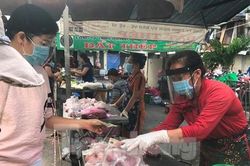 Lạ lẫm với phiên chợ 'combo' ngày dịch ở TPHCM