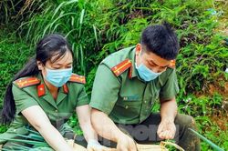 Thượng úy Công an chớp khoảnh khắc đẹp khi đồng đội hái nông sản gửi người dân vùng dịch