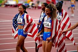 Dàn sao điền kinh giúp Mỹ thống trị đường chạy tiếp sức 4x400m nữ Olympic