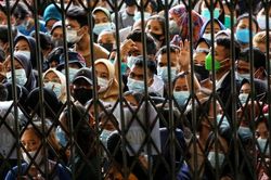 Video hàng nghìn người Indonesia chen lấn để tiêm chủng vì sợ biến thể Delta