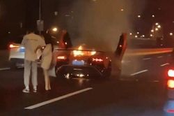 Siêu xe 21 tỷ đồng cháy rụi, nam thanh niên vẫn ung dung an ủi bạn gái