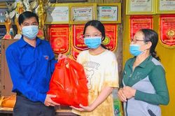 Thành Đoàn Pleiku tặng quà thiếu nhi khó khăn do ảnh hưởng dịch Covid-19