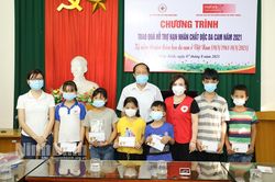 Tặng quà cho nạn nhân da cam có hoàn cảnh đặc biệt khó khăn