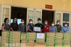 Tặng quà lực lượng tuyến đầu chống dịch tại huyện Kim Sơn