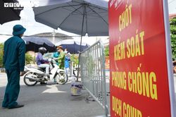 Bắt người đàn ông dùng côn, gậy sắt đe dọa, đập phá hàng rào chốt kiểm dịch