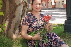 Cô giáo 'gây sốt' khi cầm tiền thưởng 100.000 phát cho học sinh