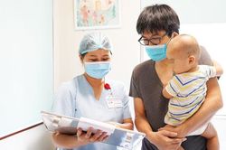 Cứu bé trai 9 tháng tuổi người Nhật ngã chấn thương sọ não khi đang cách ly