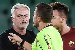 6 thẻ đỏ khiến Roma của Mourinho vỡ trận