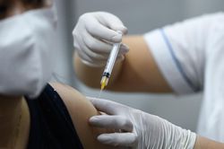 Sốt sau khi tiêm, vaccine Covid-19 mới có hiệu quả?