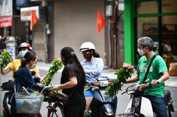 Hàng đồ cúng đông khách ngày đầu tháng cô hồn