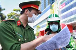 Hà Nội siết chặt kiểm soát giấy đi đường