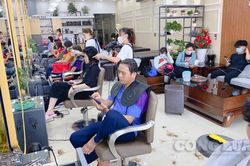 Người dân Hà Tĩnh tranh thủ đi cắt tóc trước 'giờ G'