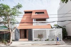 Dùng mái ngói làm mặt tiền giúp ngôi nhà vừa tránh nóng lại nổi bật