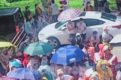 Người Bình Dương kéo nhau đi tiêm vắc xin như đi hội, 'ngóng mỏi mắt rồi về'