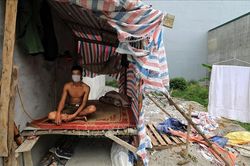 Phụ hồ bám trụ ở Thủ đô những ngày giãn cách xã hội