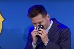 Messi bật khóc nức nở ngay khi bước vào phòng họp báo ở Nou Camp