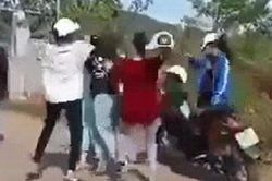 Nữ sinh bị nhóm bạn đánh bằng thân cây, mũ bảo hiểm