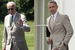 Tổng thống Joe Biden mặc suit giống ông Barack Obama