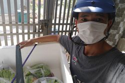 Chở từng túi rau củ đi tặng người lạ ở Bình Dương