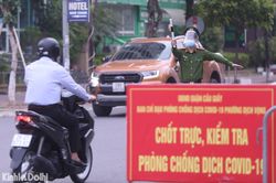 Hà Nội: Nhiều chốt kiểm tra linh hoạt trong ngày đầu siết chặt việc sử dụng Giấy đi đường