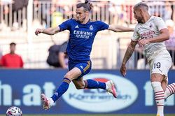 Bale đá hỏng phạt đền, mặc số áo cực to trong ngày trở lại Real Madrid