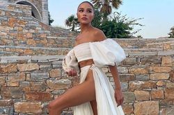 Olivia Culpo 'xả' loạt ảnh diện váy xẻ tới... eo khi đi nghỉ