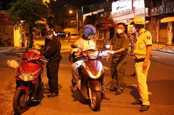 TP.HCM: Nhân viên siêu thị, cửa hàng tiện lợi được phép ra đường sau 18h