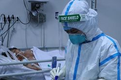 Đêm trắng ở tuyến đầu khốc liệt: Giành giật sự sống cho bệnh nhân COVID-19