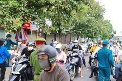 Hà Nội: Phương tiện ùn dài trước chốt kiểm soát dịch chờ kiểm tra giấy tờ